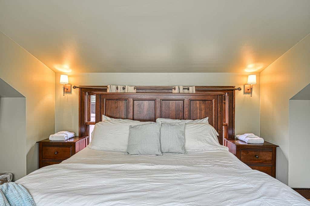 Lakefront 7BR Chalet - HOT TUB - Swanton