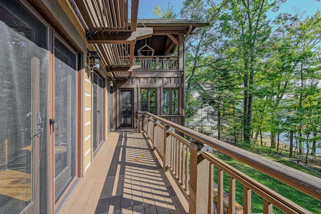 Lakefront 7BR Chalet - HOT TUB - Swanton