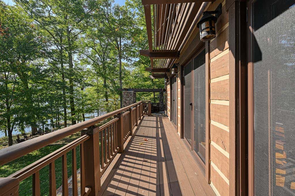 Lakefront 7BR Chalet - HOT TUB - Swanton