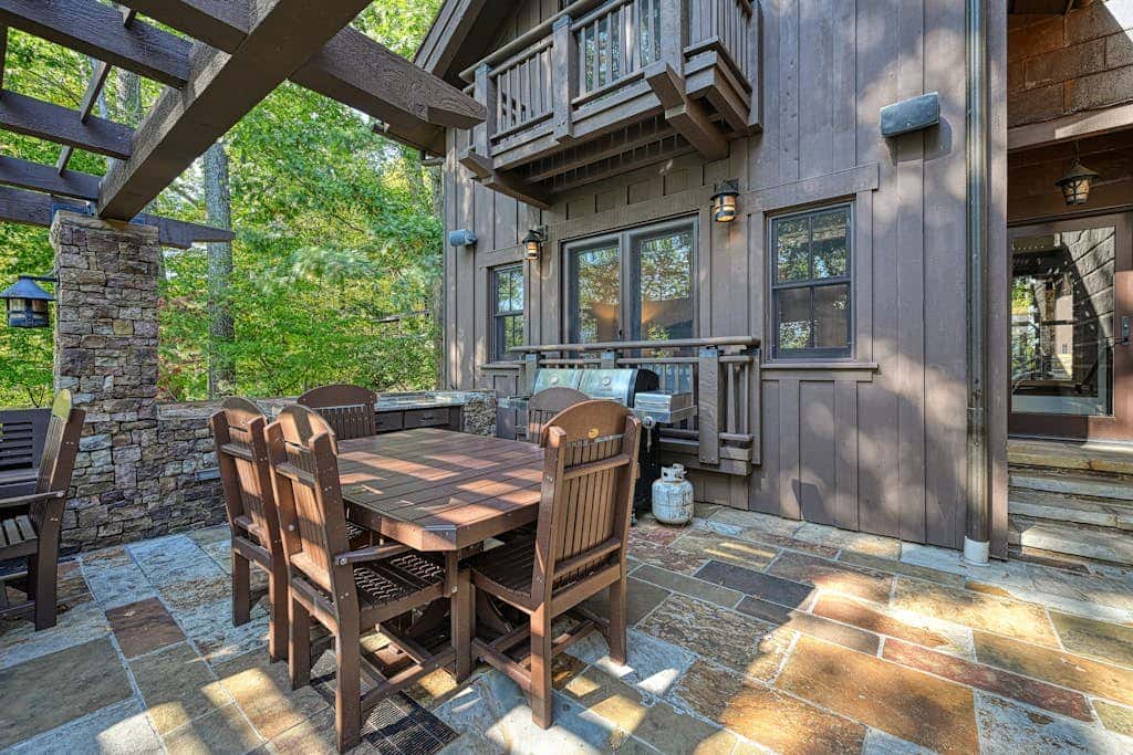 Lakefront 7BR Chalet - HOT TUB - Swanton