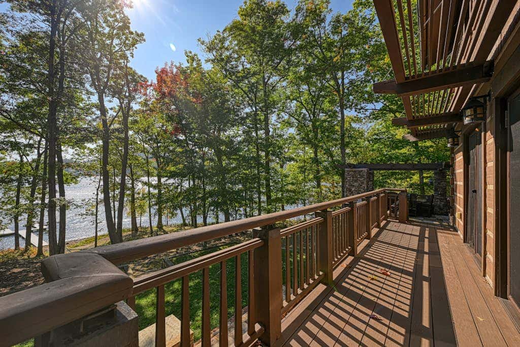 Lakefront 7BR Chalet - HOT TUB - Swanton