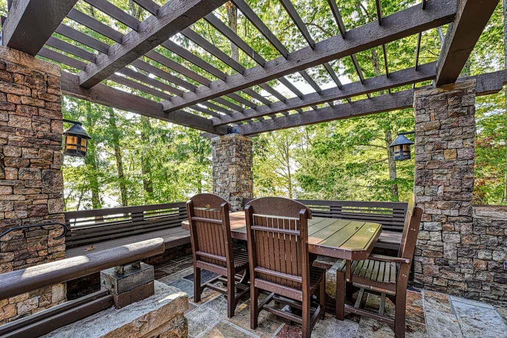 Lakefront 7BR Chalet - HOT TUB - Swanton