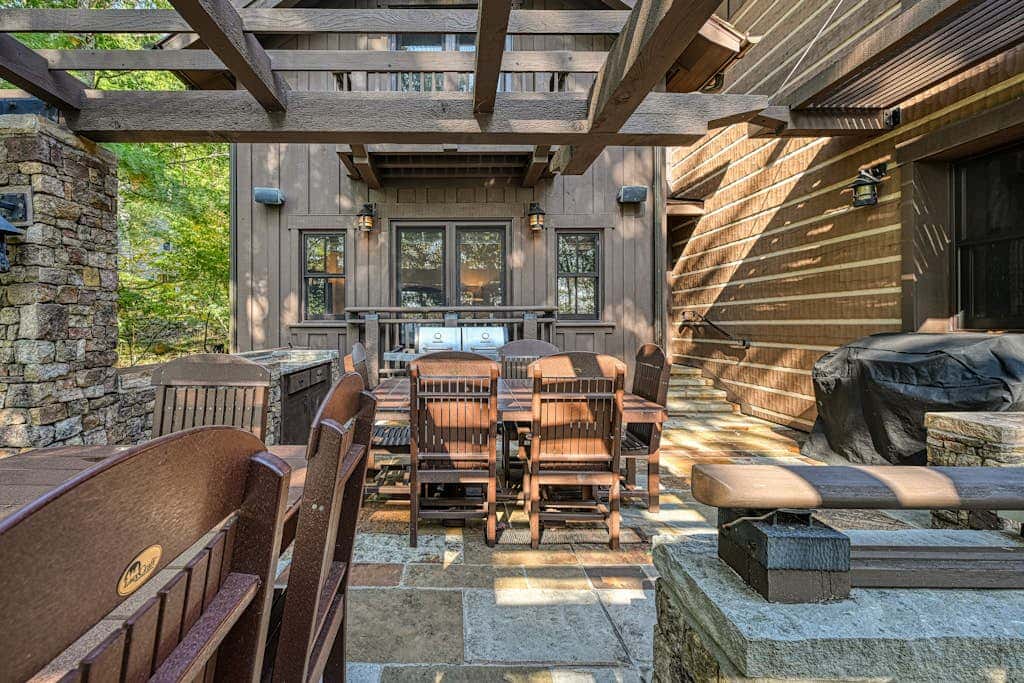 Lakefront 7BR Chalet - HOT TUB - Swanton