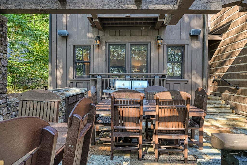 Lakefront 7BR Chalet - HOT TUB - Swanton