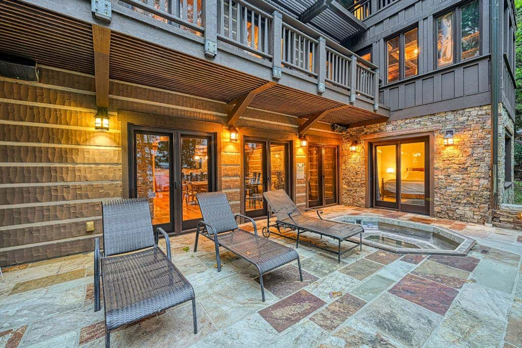 Lakefront 7BR Chalet - HOT TUB - Swanton