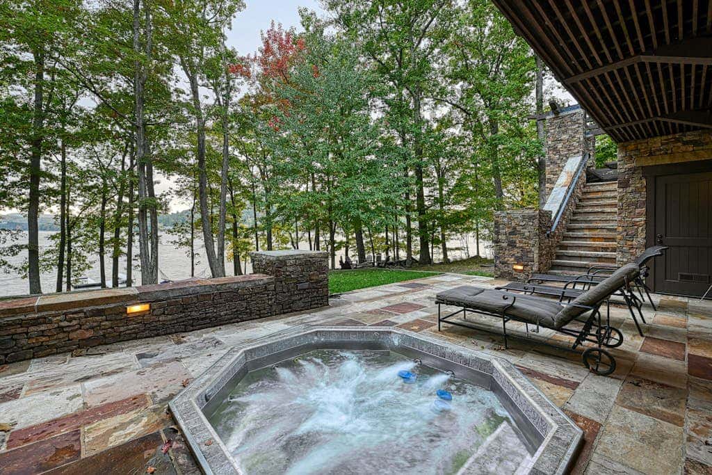 Lakefront 7BR Chalet - HOT TUB - Swanton