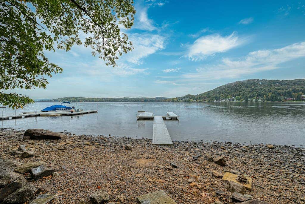 Lakefront 7BR Chalet - HOT TUB - Swanton