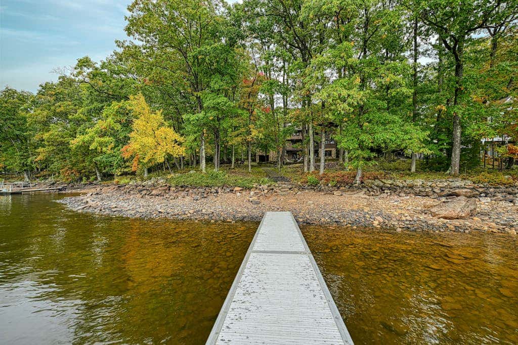 Lakefront 7BR Chalet - HOT TUB - Swanton