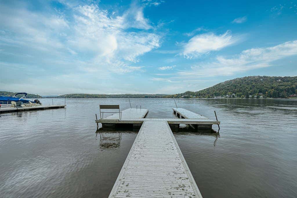Lakefront 7BR Chalet - HOT TUB - Swanton