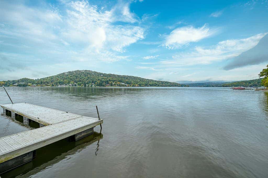 Lakefront 7BR Chalet - HOT TUB - Swanton