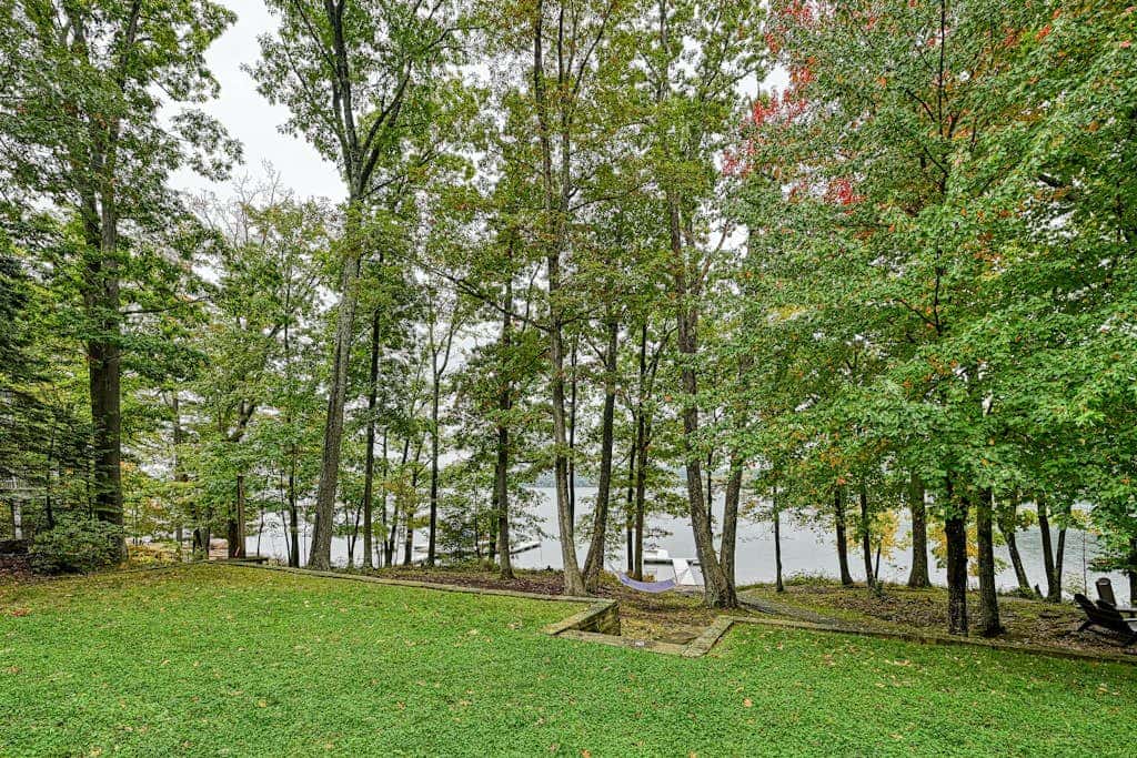 Lakefront 7BR Chalet - HOT TUB - Swanton