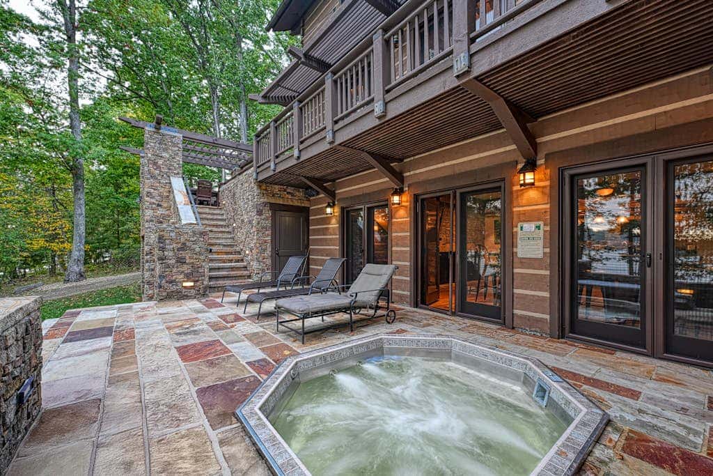 Lakefront 7BR Chalet - HOT TUB - Swanton