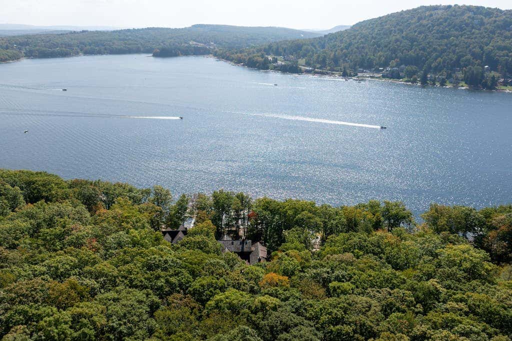 Lakefront 7BR Chalet - HOT TUB - Swanton