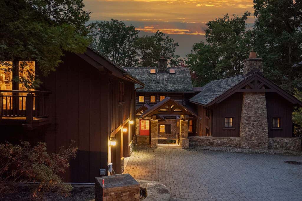 Lakefront 7BR Chalet - HOT TUB - Swanton