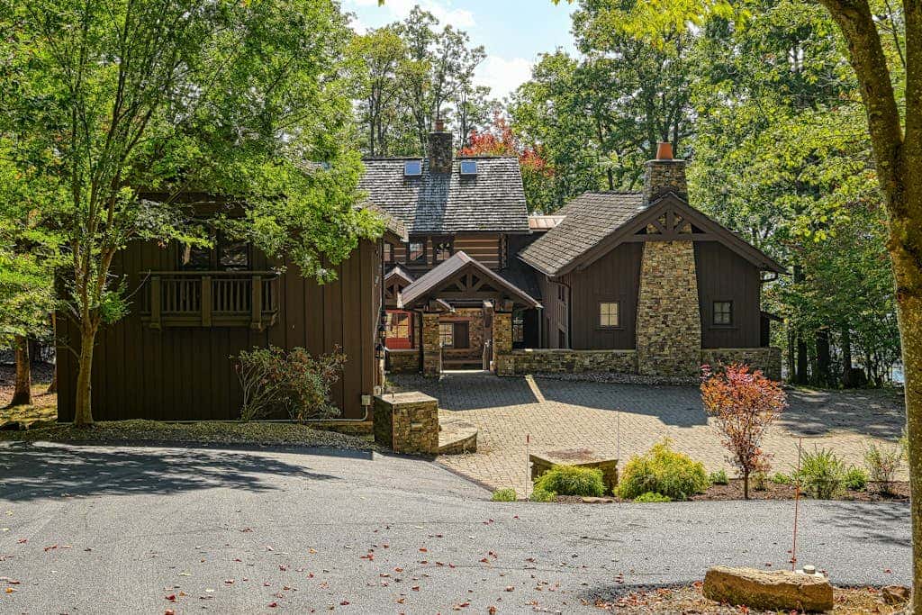 Lakefront 7BR Chalet - HOT TUB - Swanton