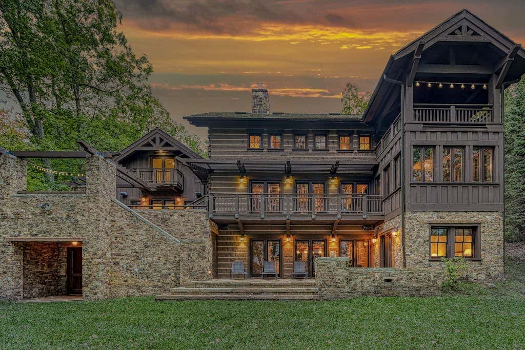 Lakefront 7BR Chalet - HOT TUB - Swanton