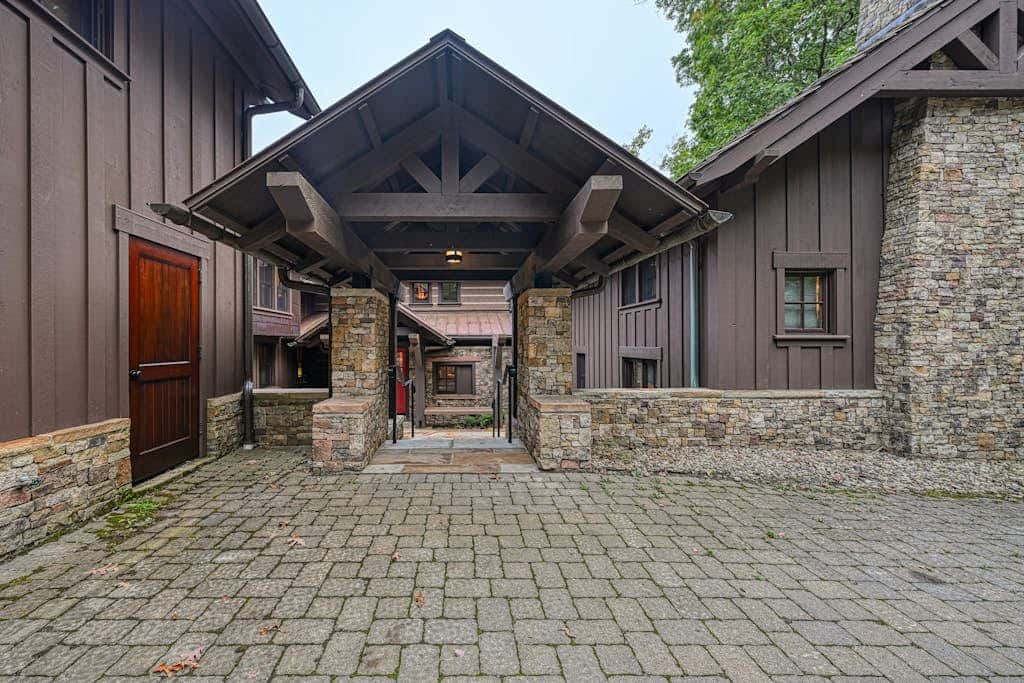Lakefront 7BR Chalet - HOT TUB - Swanton