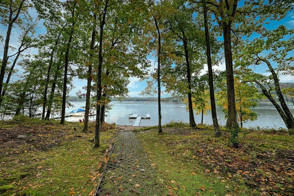 Lakefront 7BR Chalet - HOT TUB - Swanton