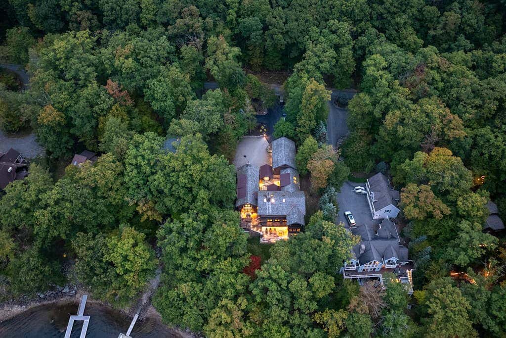 Lakefront 7BR Chalet - HOT TUB - Swanton