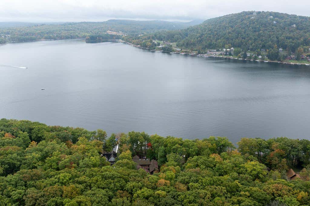 Lakefront 7BR Chalet - HOT TUB - Swanton