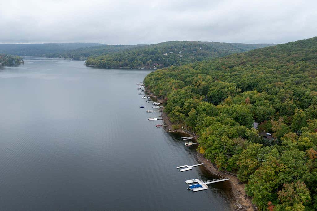 Lakefront 7BR Chalet - HOT TUB - Swanton