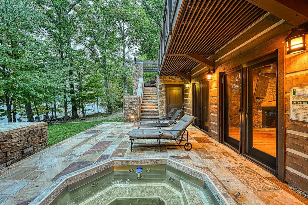 Lakefront 7BR Chalet - HOT TUB - Swanton
