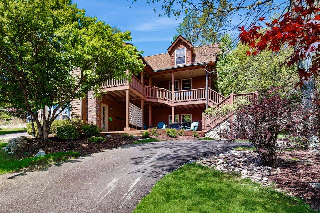 Charming 5BR Cabin - HOT TUB - McHenry