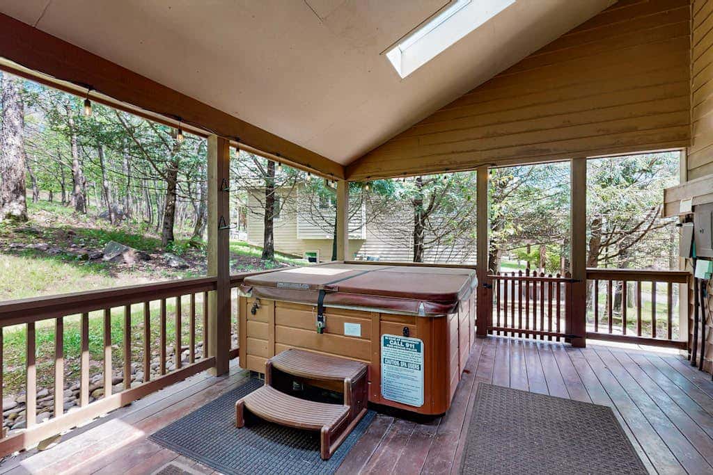 Charming 5BR Cabin - HOT TUB - McHenry