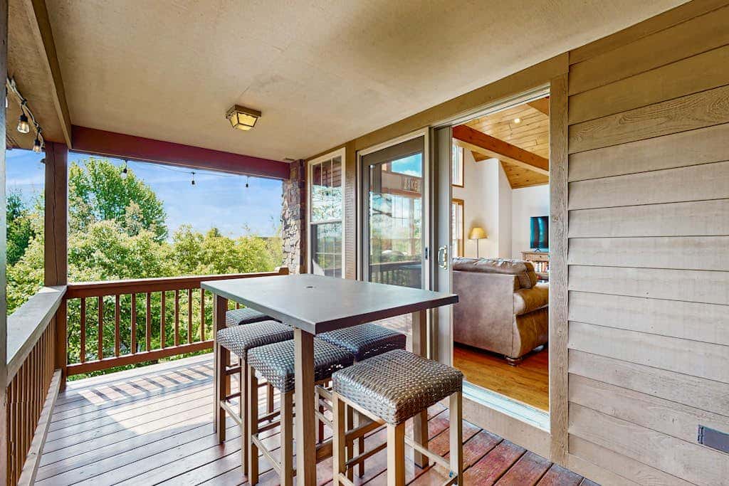Charming 5BR Cabin - HOT TUB - McHenry