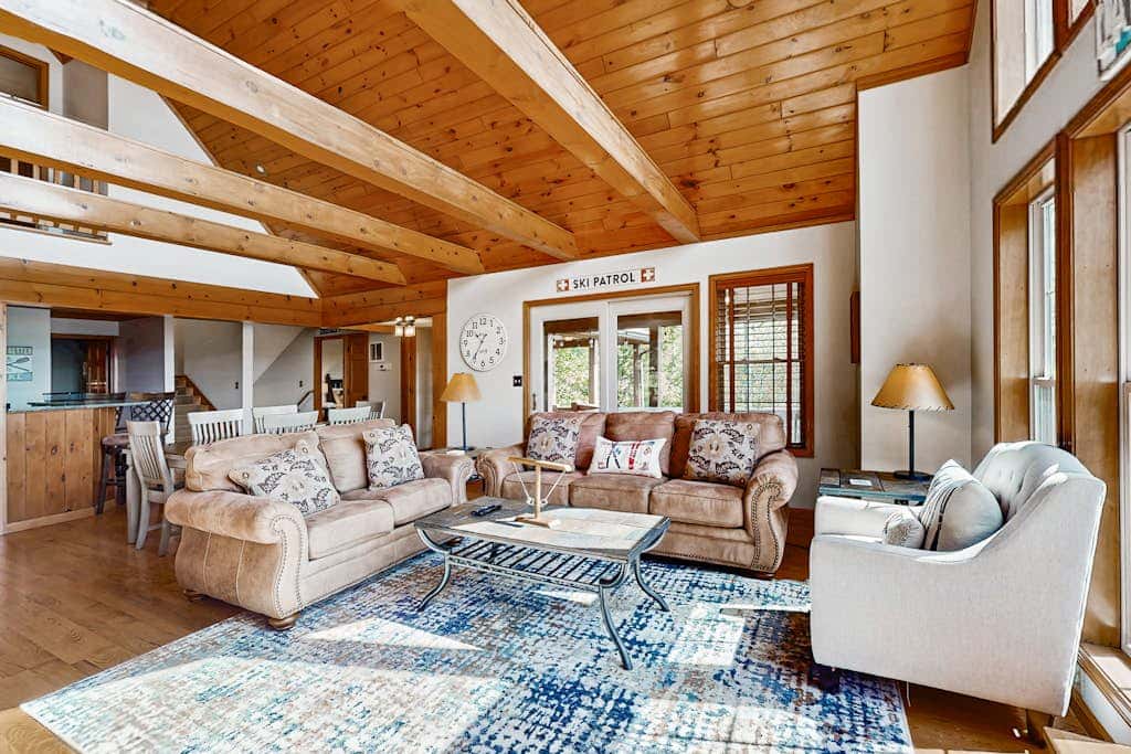 Charming 5BR Cabin - HOT TUB - McHenry