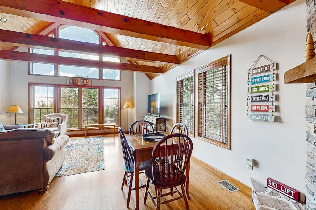 Charming 5BR Cabin - HOT TUB - McHenry