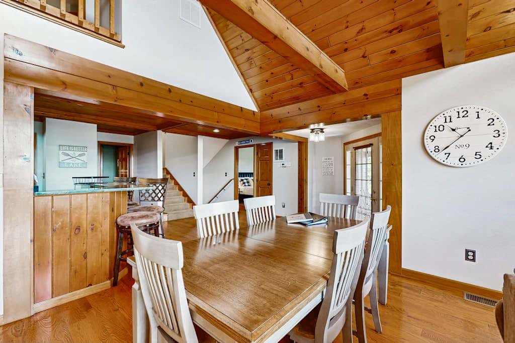Charming 5BR Cabin - HOT TUB - McHenry