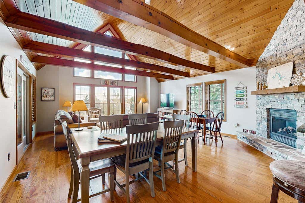 Charming 5BR Cabin - HOT TUB - McHenry