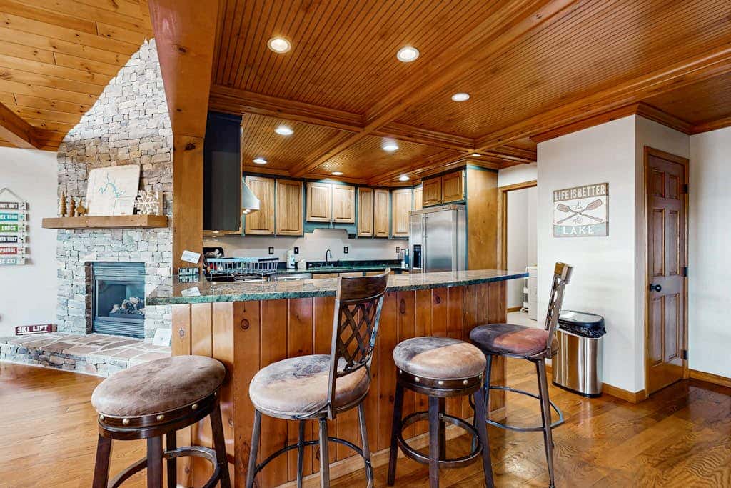 Charming 5BR Cabin - HOT TUB - McHenry