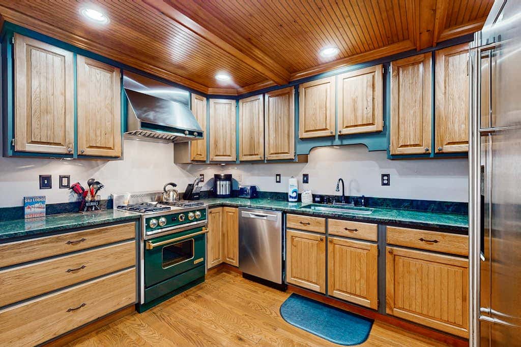 Charming 5BR Cabin - HOT TUB - McHenry
