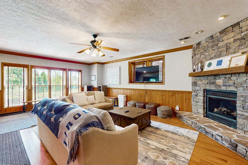 Charming 5BR Cabin - HOT TUB - McHenry
