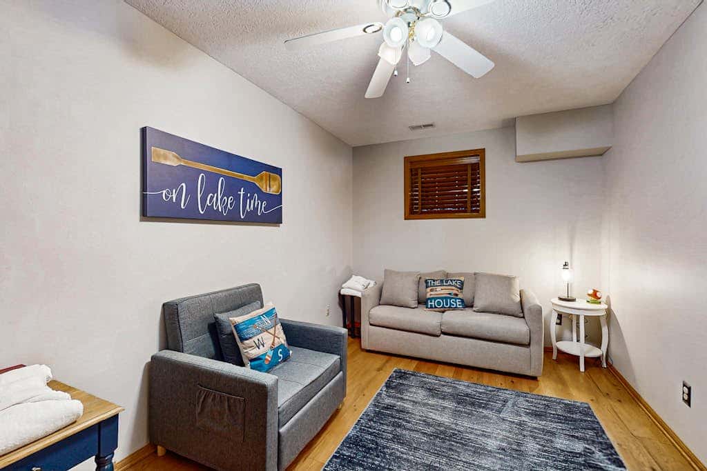 Charming 5BR Cabin - HOT TUB - McHenry