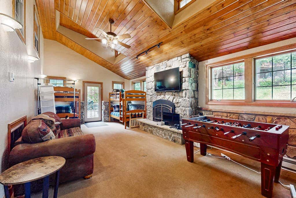 Charming 5BR Cabin - HOT TUB - McHenry