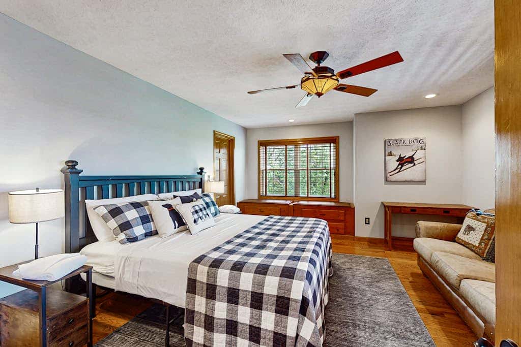 Charming 5BR Cabin - HOT TUB - McHenry