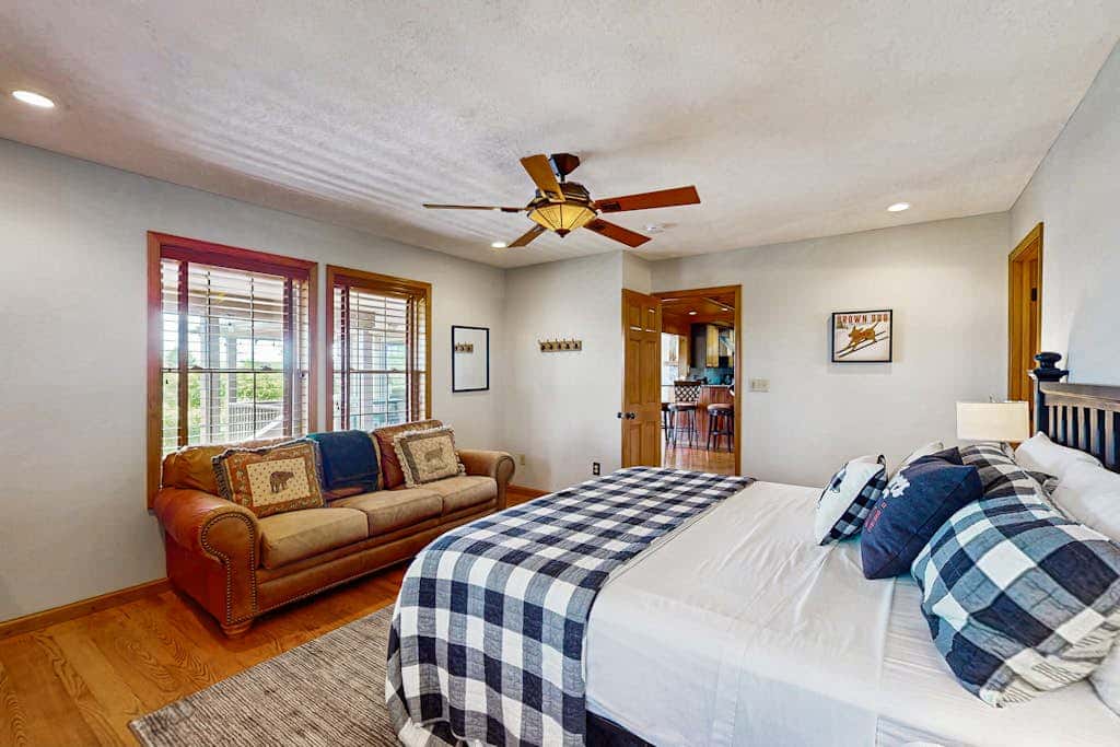 Charming 5BR Cabin - HOT TUB - McHenry