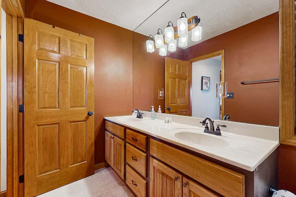 Charming 5BR Cabin - HOT TUB - McHenry