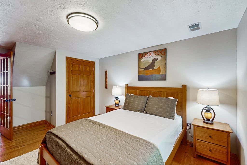 Charming 5BR Cabin - HOT TUB - McHenry