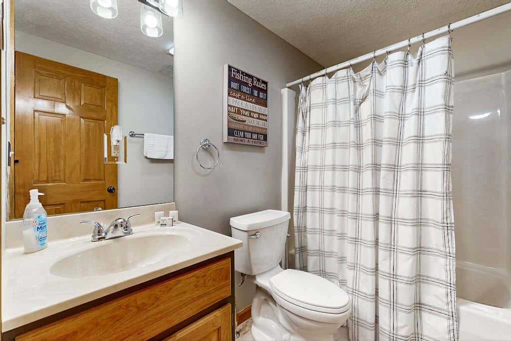 Charming 5BR Cabin - HOT TUB - McHenry