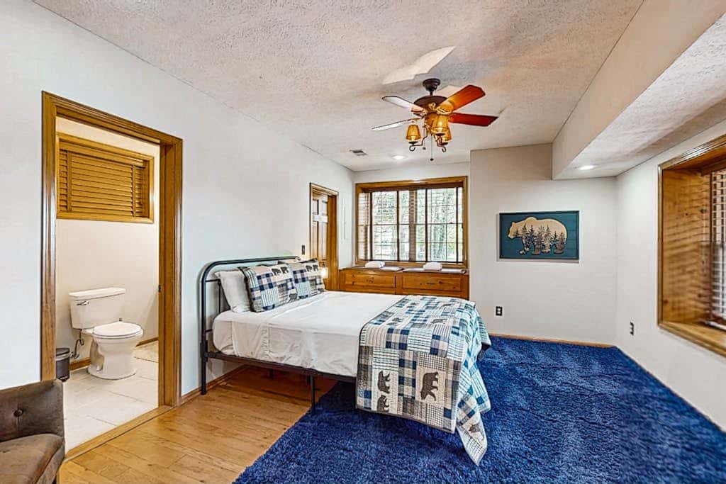 Charming 5BR Cabin - HOT TUB - McHenry