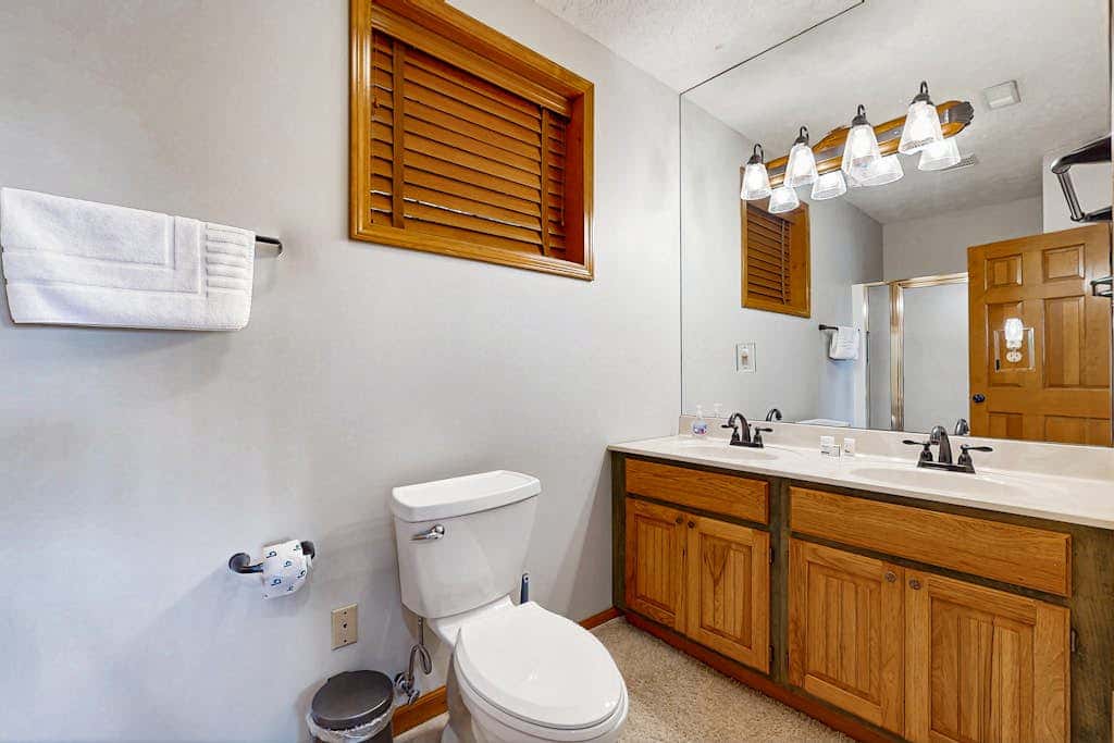 Charming 5BR Cabin - HOT TUB - McHenry