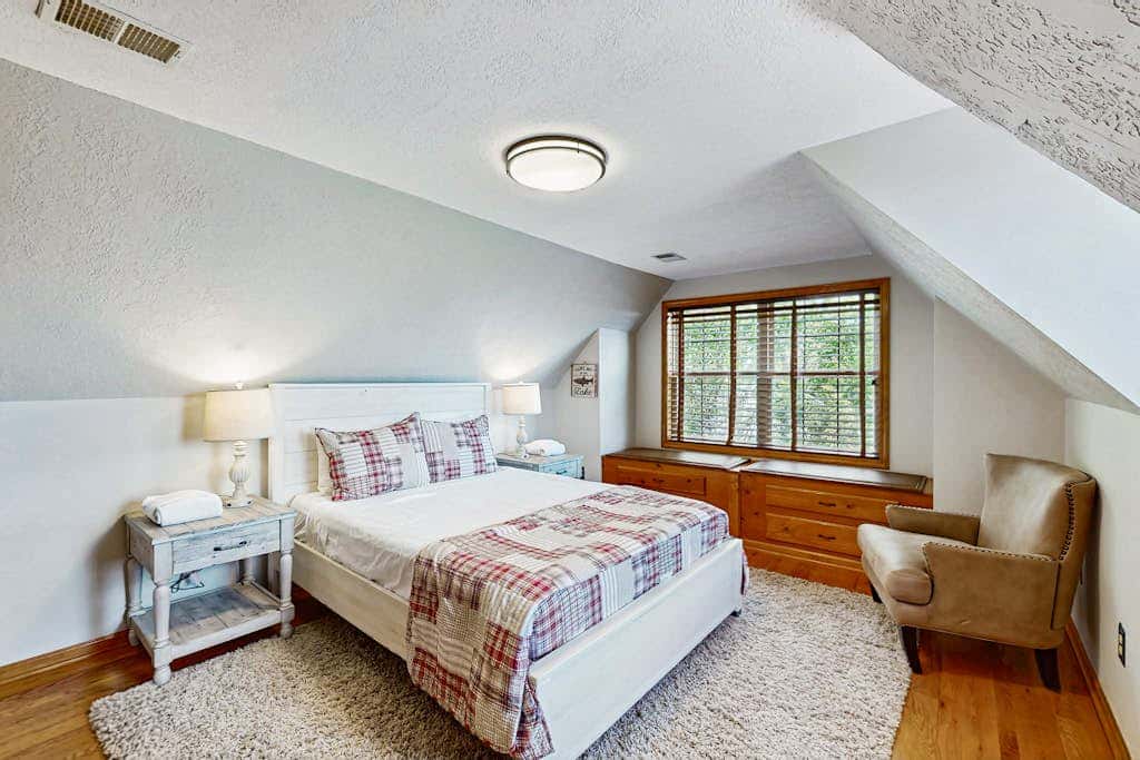 Charming 5BR Cabin - HOT TUB - McHenry