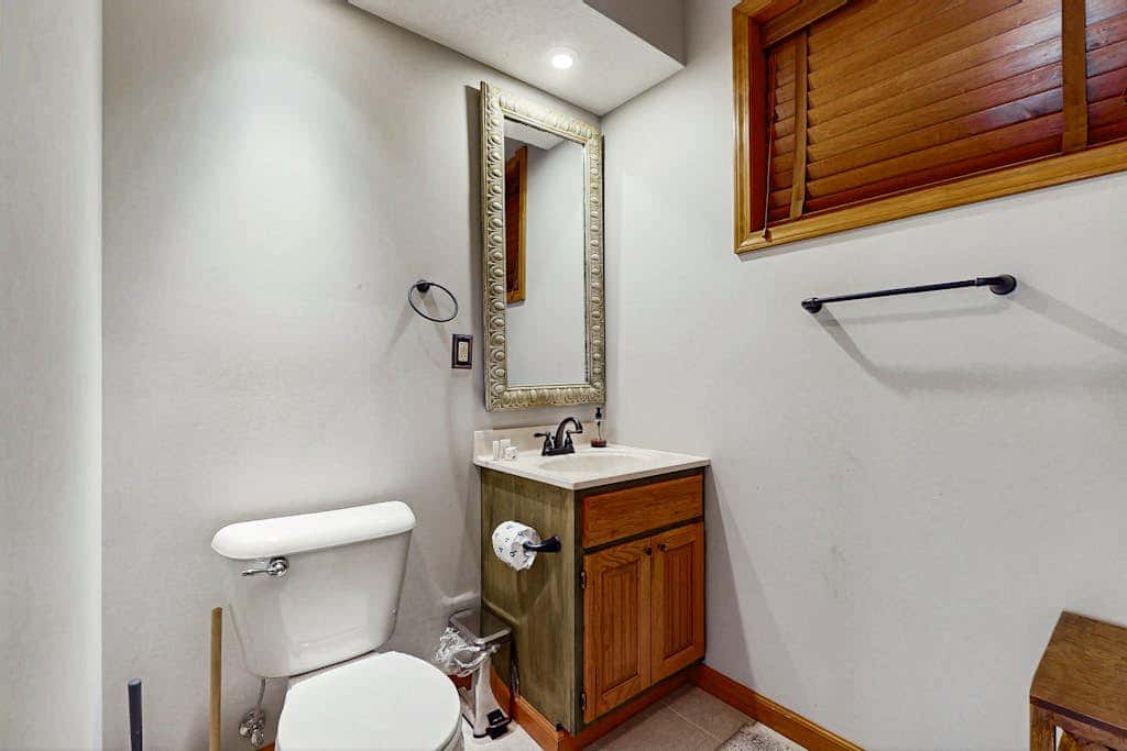 Charming 5BR Cabin - HOT TUB - McHenry