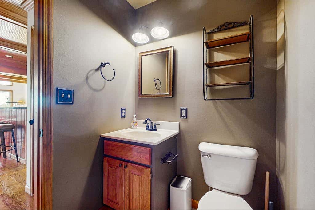 Charming 5BR Cabin - HOT TUB - McHenry