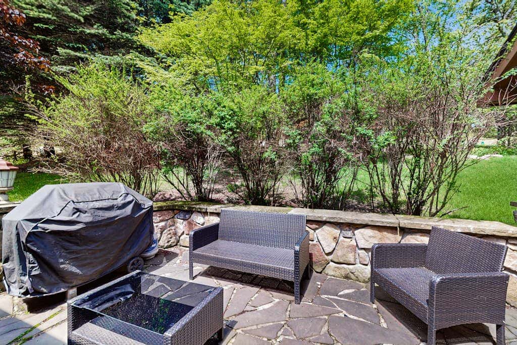 Charming 5BR Cabin - HOT TUB - McHenry