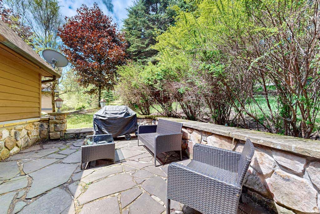 Charming 5BR Cabin - HOT TUB - McHenry